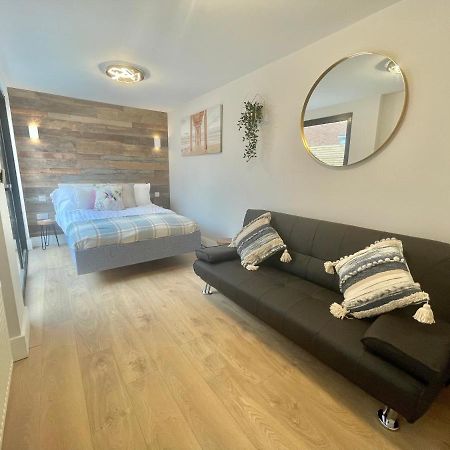 Coastline Retreats - Cloud9: Luxury Garden Flat with Modern Amenities Apartment Bournemouth Exterior photo