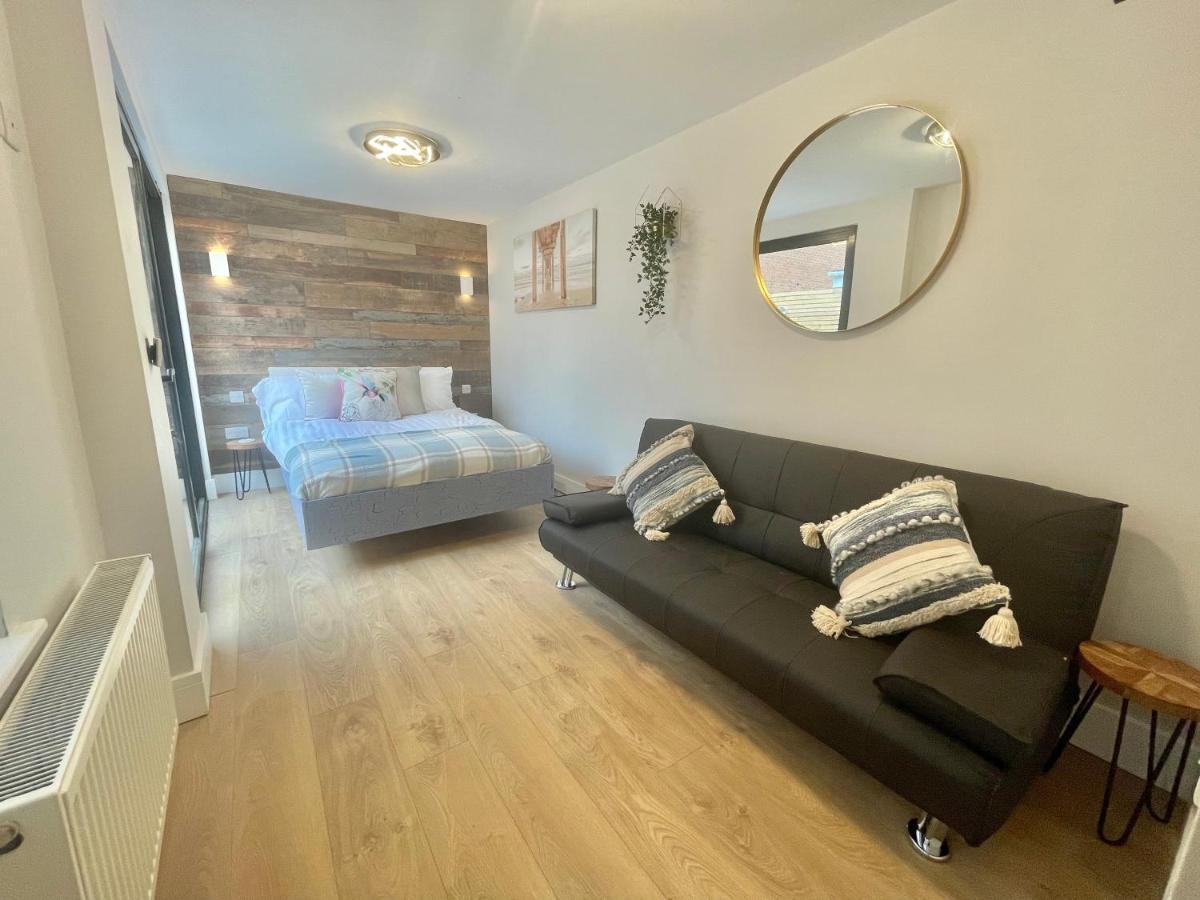 Coastline Retreats - Cloud9: Luxury Garden Flat with Modern Amenities Apartment Bournemouth Exterior photo